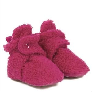 ROBEEZ 18-24 MONTHS GIRLS TODDLERS SHERPA FUCHSIA SNAP BOOTIES